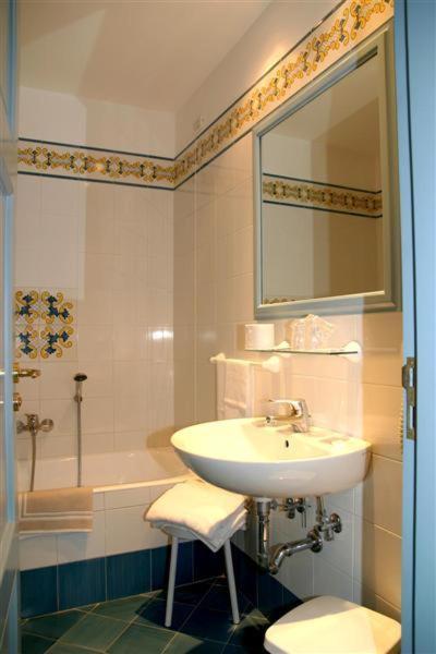 een badkamer met een wastafel, een badkuip en een toilet bij Hotel Villa Pina Antico Francischiello in Massa Lubrense +7