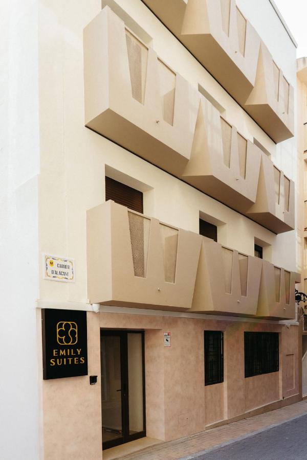 een gebouw met balkons van karton bij Emily Suites in Benidorm