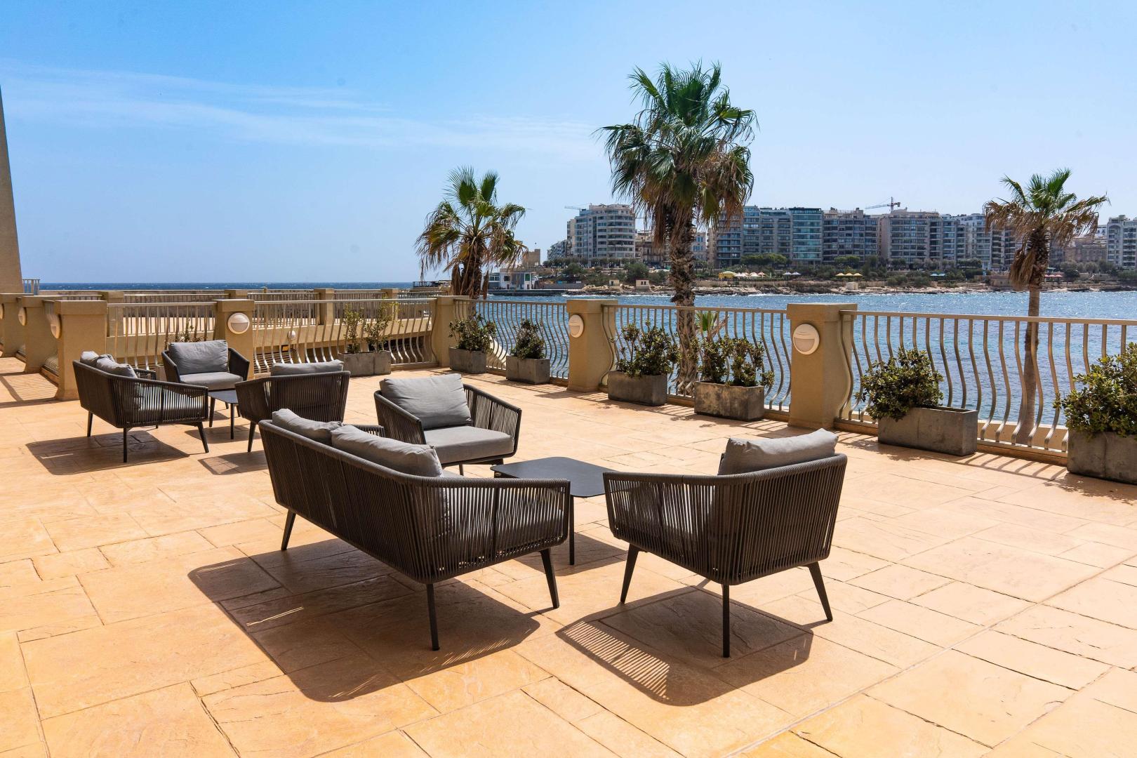 Zeezicht vanaf het balkon — Cavalieri Art Hotel
