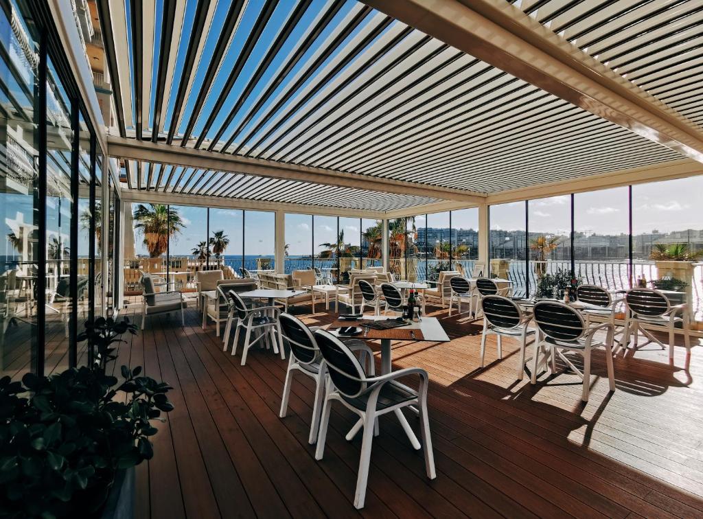 Zonsondergang vanaf het terras — Cavalieri Art Hotel
