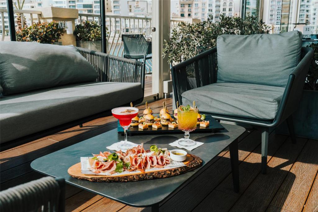 Bar met drankenselectie — Cavalieri Art Hotel