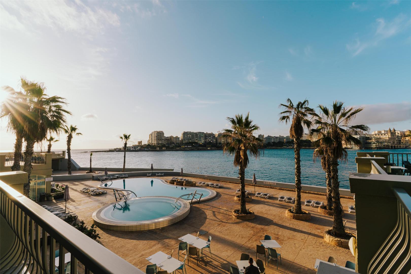 Zwembad omringd door palmbomen — Cavalieri Art Hotel