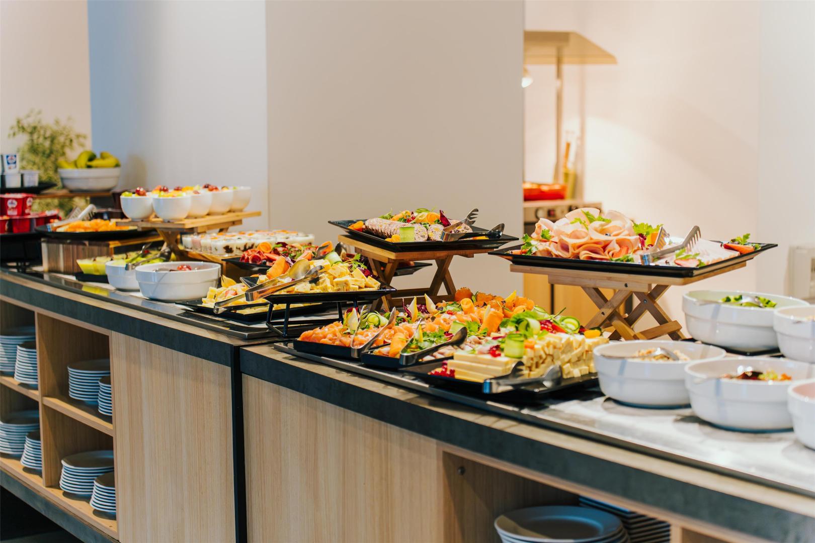 Buffet met diverse gerechten — Cavalieri Art Hotel