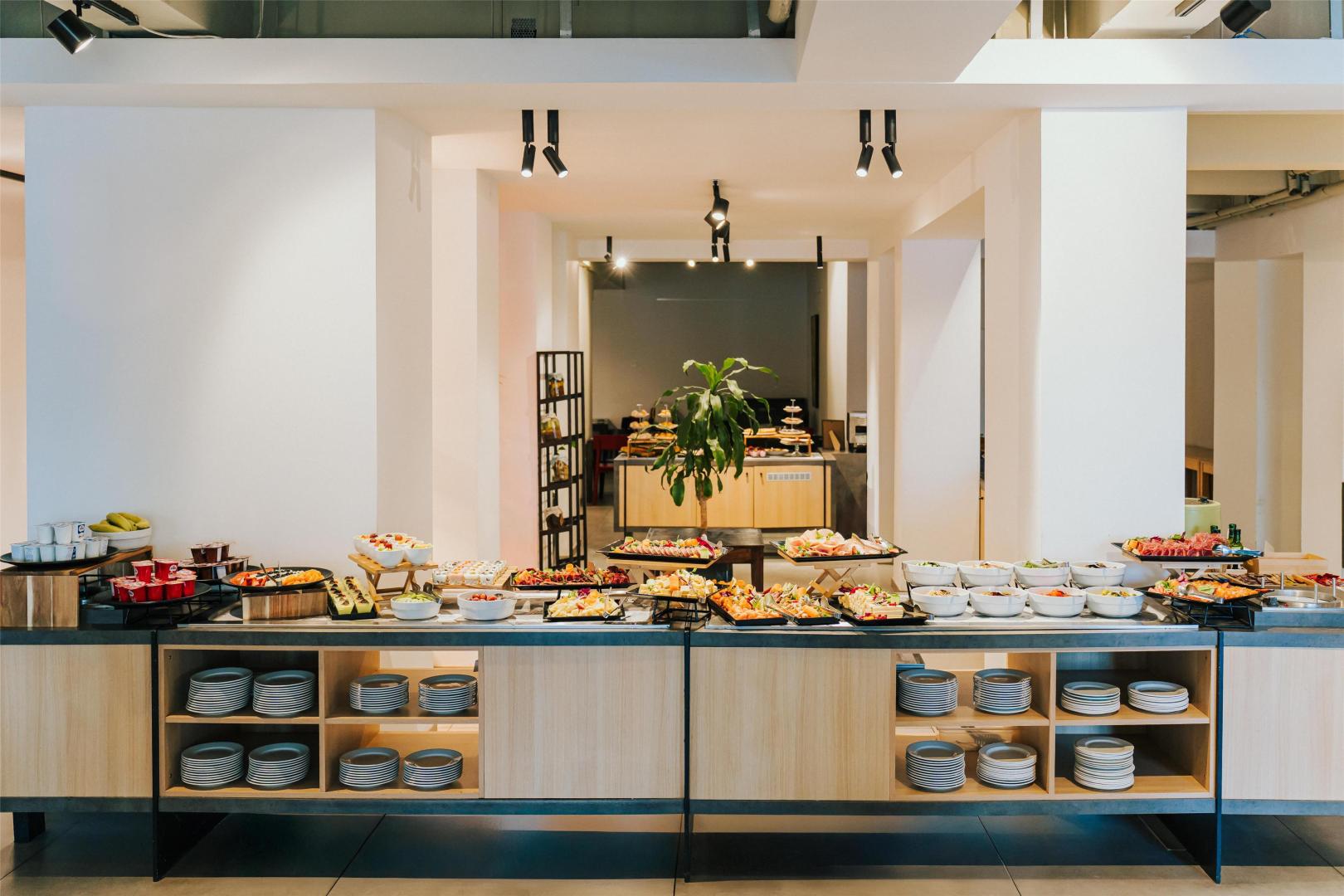 Restaurant met gedekte tafels — Cavalieri Art Hotel