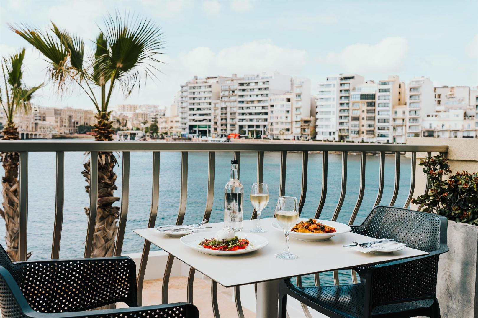 Zeezicht vanaf het balkon — Cavalieri Art Hotel