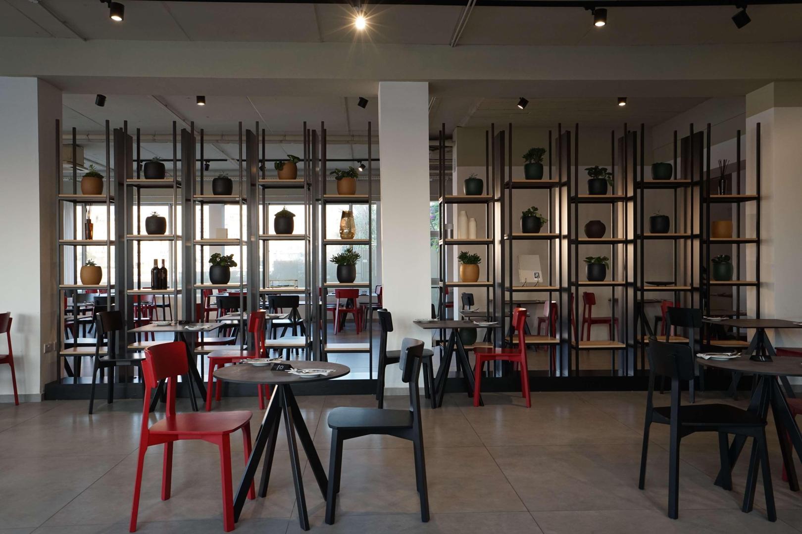 Restaurant met gedekte tafels — Cavalieri Art Hotel