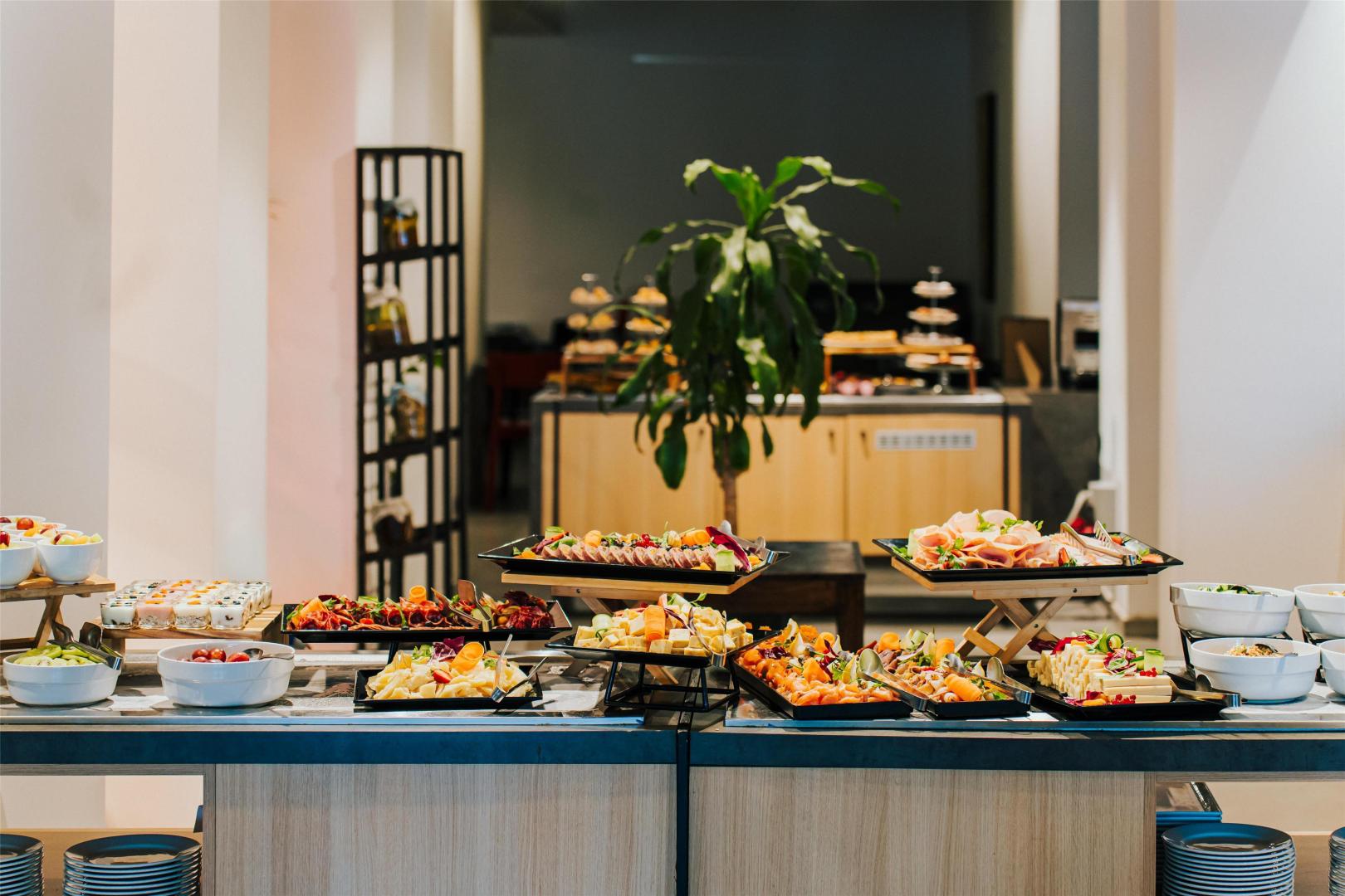 Buffet met diverse gerechten — Cavalieri Art Hotel