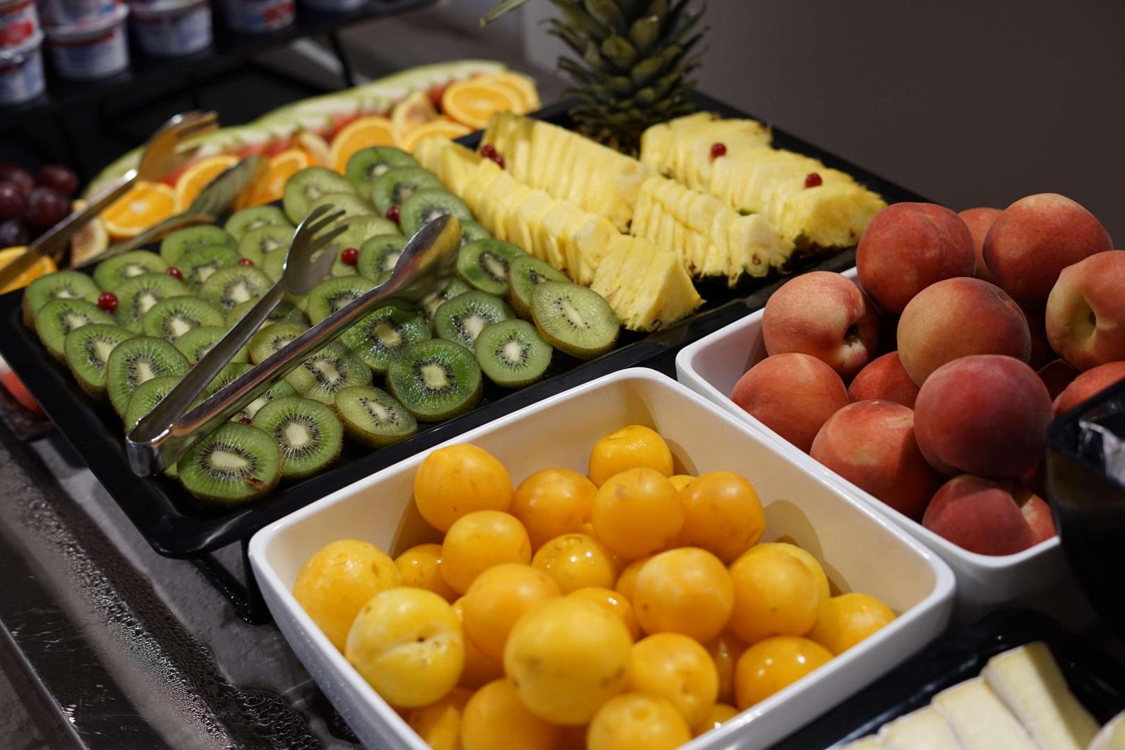 Buffet met diverse gerechten — Cavalieri Art Hotel
