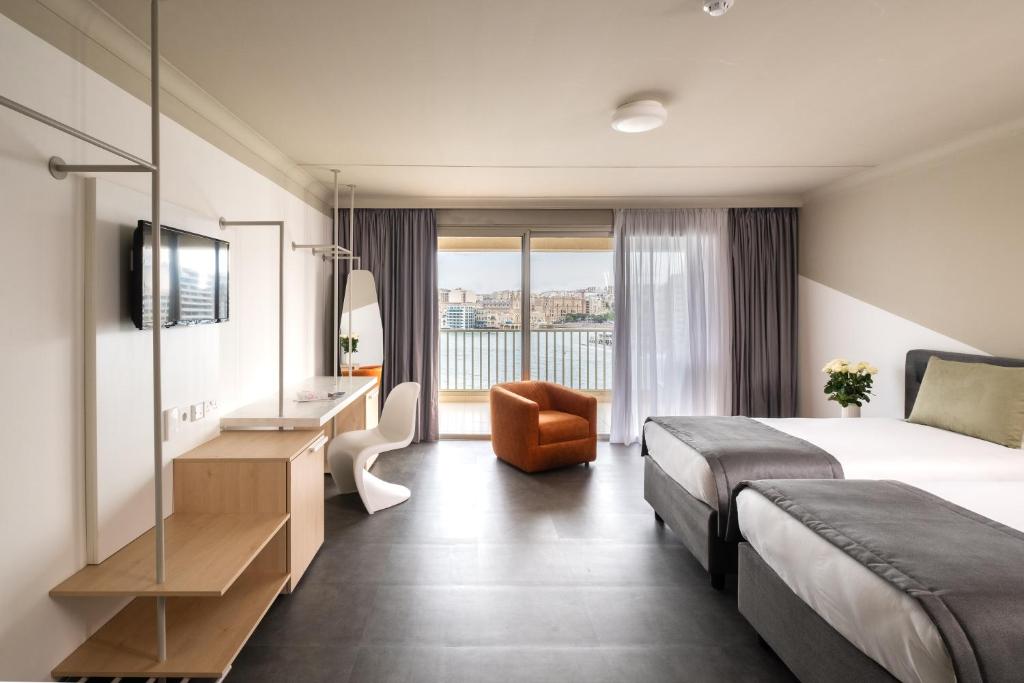 Suite met zithoek — Cavalieri Art Hotel