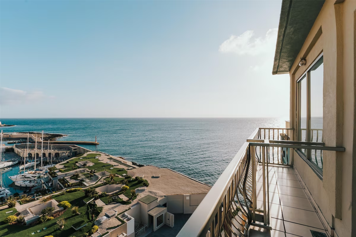 Zeezicht vanaf het balkon — Cavalieri Art Hotel