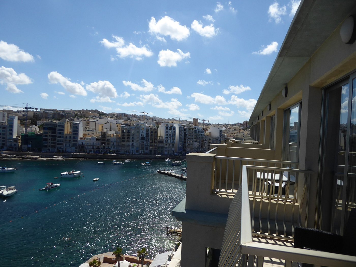 Zeezicht vanaf het balkon — Cavalieri Art Hotel