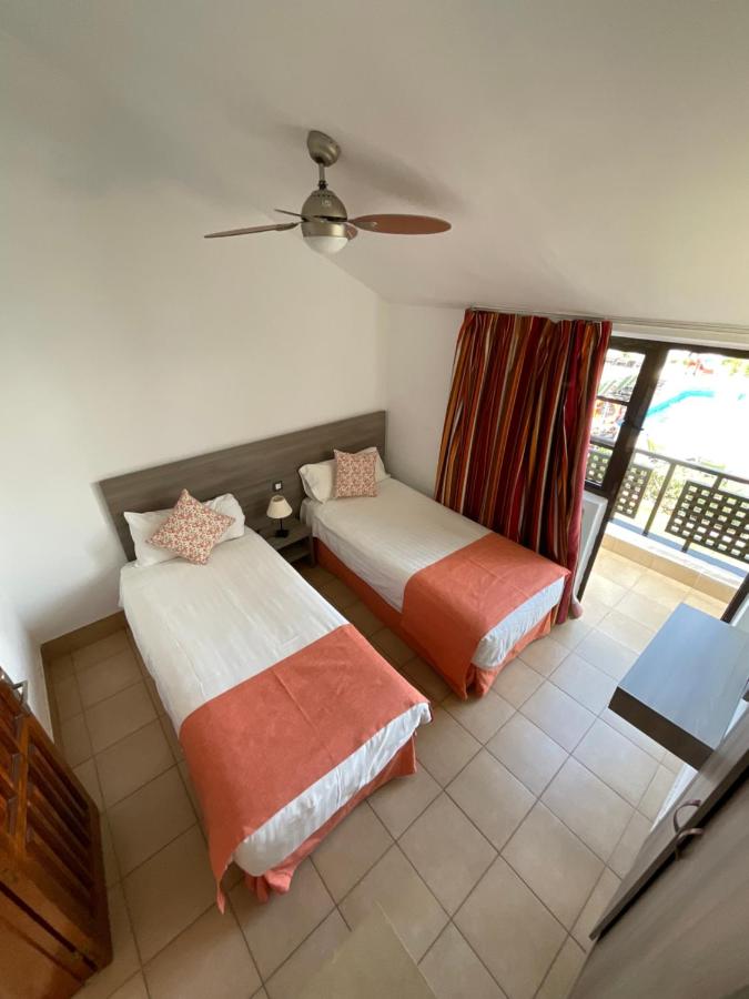een slaapkamer met twee bedden en een raam bij Parquemar in Playa del Inglés