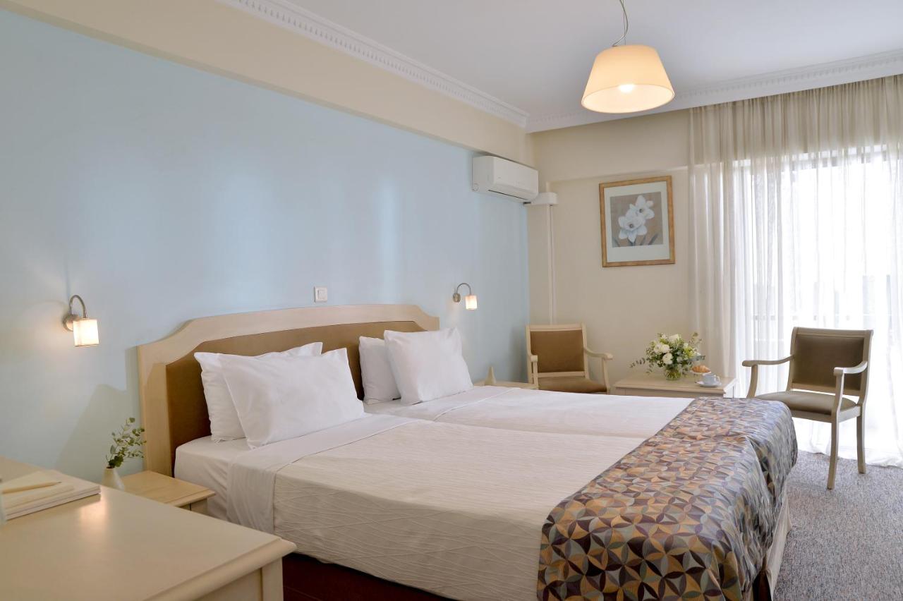 een hotelkamer met een bed en een bureau bij Airotel Parthenon in Athene