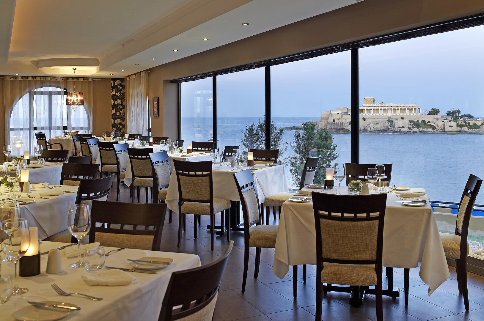 Restaurant met gedekte tafels — Verdi St. Georges Bay Marina
