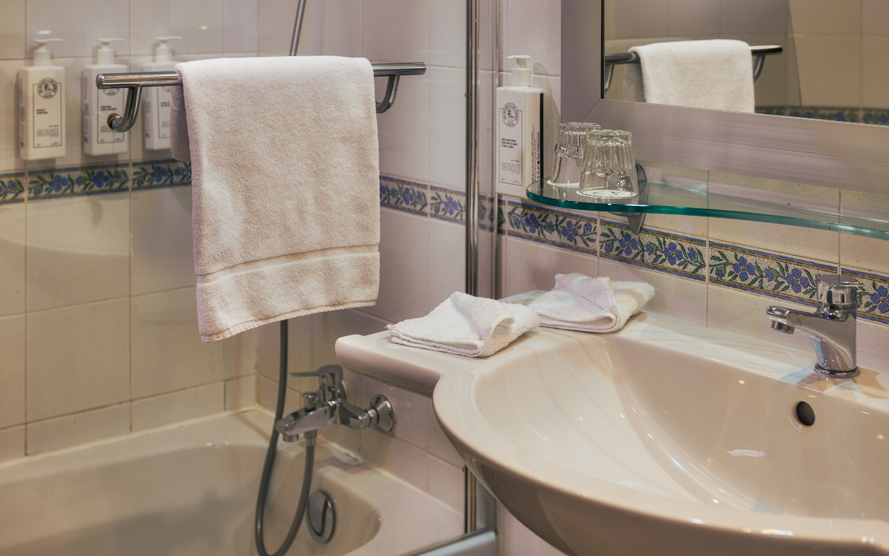 Badkamer met ligbad — Verdi St. Georges Bay Marina