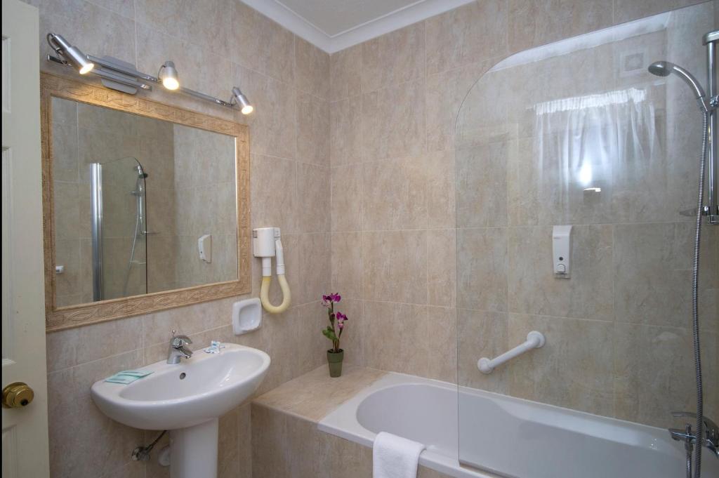 Badkamer met inloopdouche — Soreda Hotel