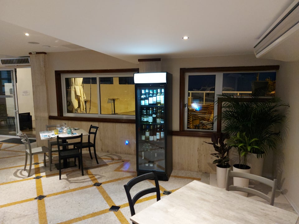 Lobby met receptie — Ambassador Hotel
