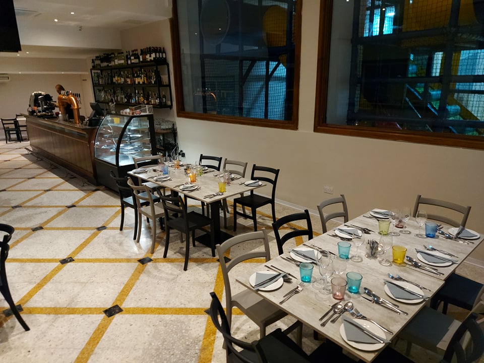 Restaurant met gedekte tafels — Ambassador Hotel