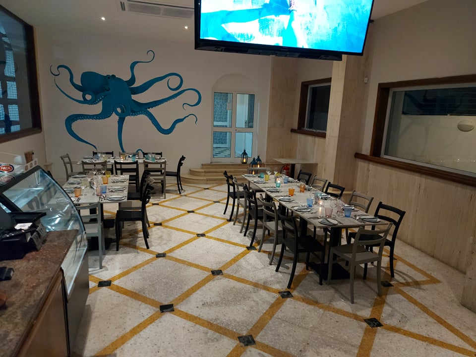 Restaurant met gedekte tafels — Ambassador Hotel