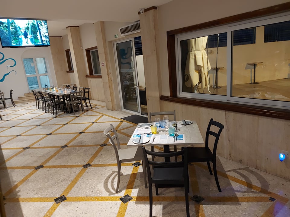 Restaurant met gedekte tafels — Ambassador Hotel