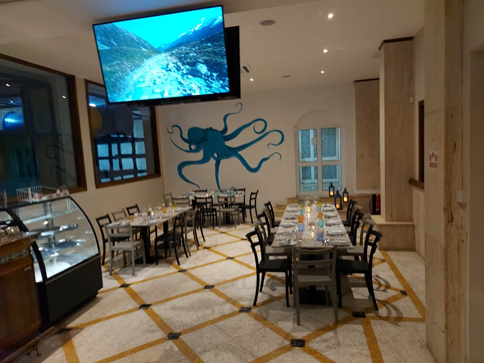 Restaurant met gedekte tafels — Ambassador Hotel