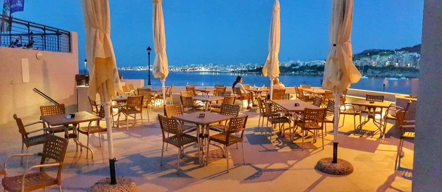 Restaurantterras buiten — Ambassador Hotel