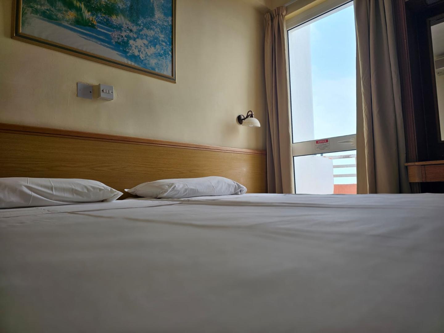 Kamer met twee aparte bedden — Ambassador Hotel