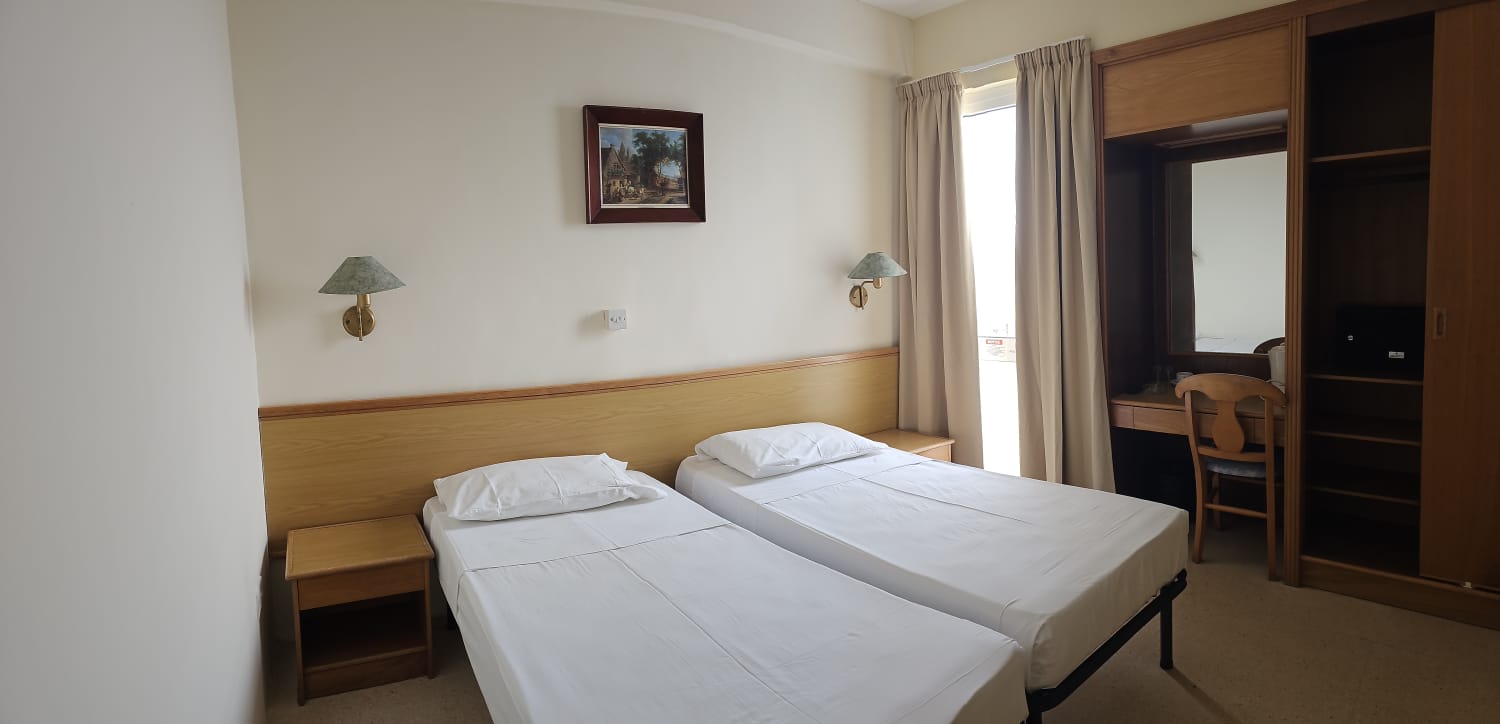 Kamer met twee aparte bedden — Ambassador Hotel