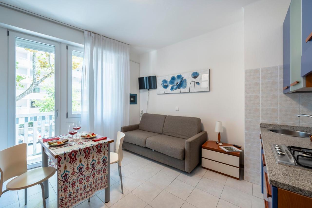 een woonkamer met een bank en een tafel bij Aparthotel Pineda in Bibione