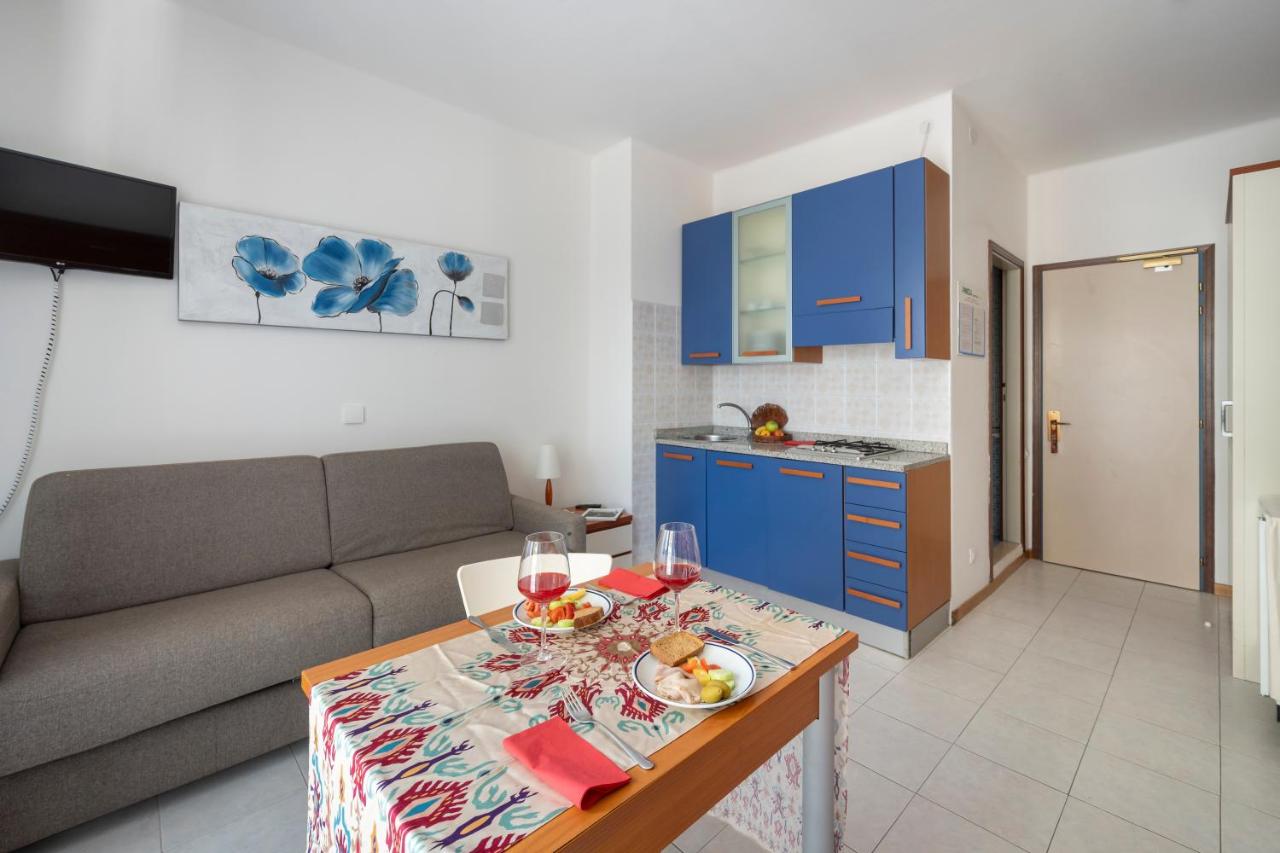 een woonkamer met een bank en een tafel bij Aparthotel Pineda in Bibione