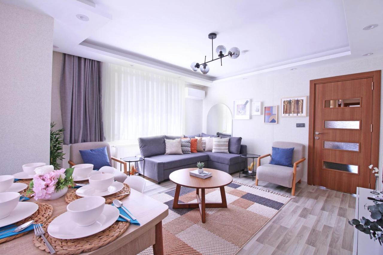 een woonkamer met een bank en een tafel bij Excellent Apartments Pierre Loti in Istanbul