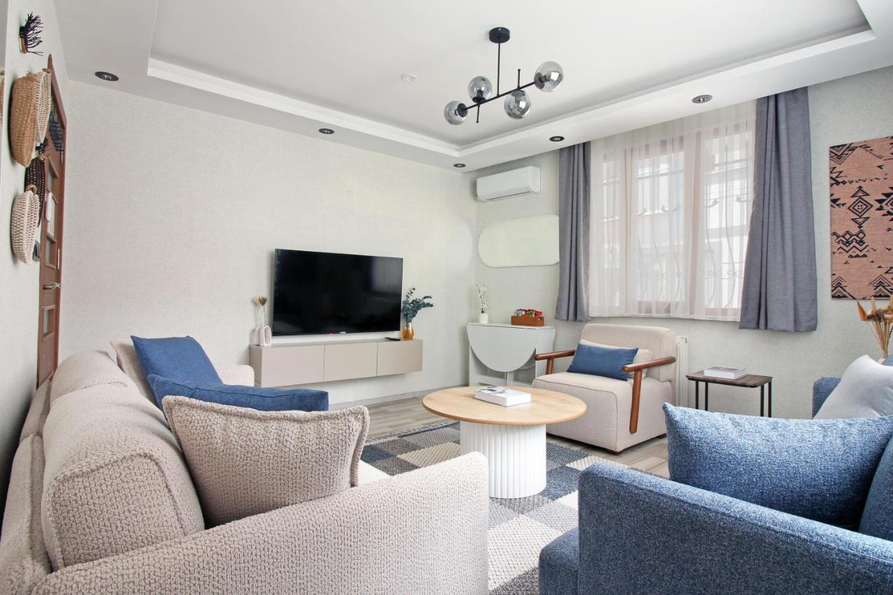 een woonkamer met twee banken en een tv bij Excellent Apartments Pierre Loti in Istanbul