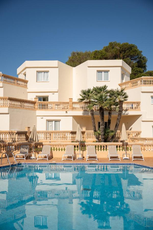 een hotel met een zwembad voor een gebouw bij Apartamentos Azul Playa in Cala d´Or