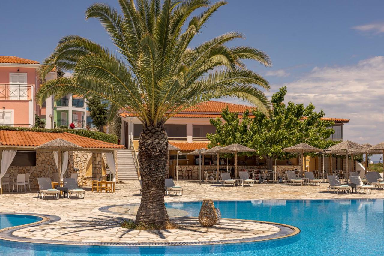 een palmboom midden in een zwembad bij Porto Skala Village Hotel in Skála Kefalonias