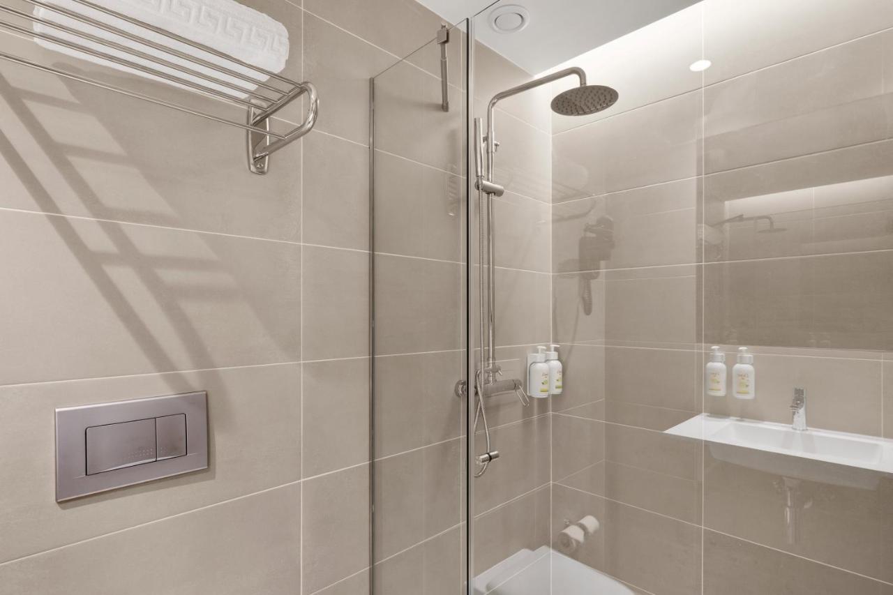 een douche met een glazen deur in een badkamer bij B&B HOTEL Viana do Castelo in Viana do Castelo