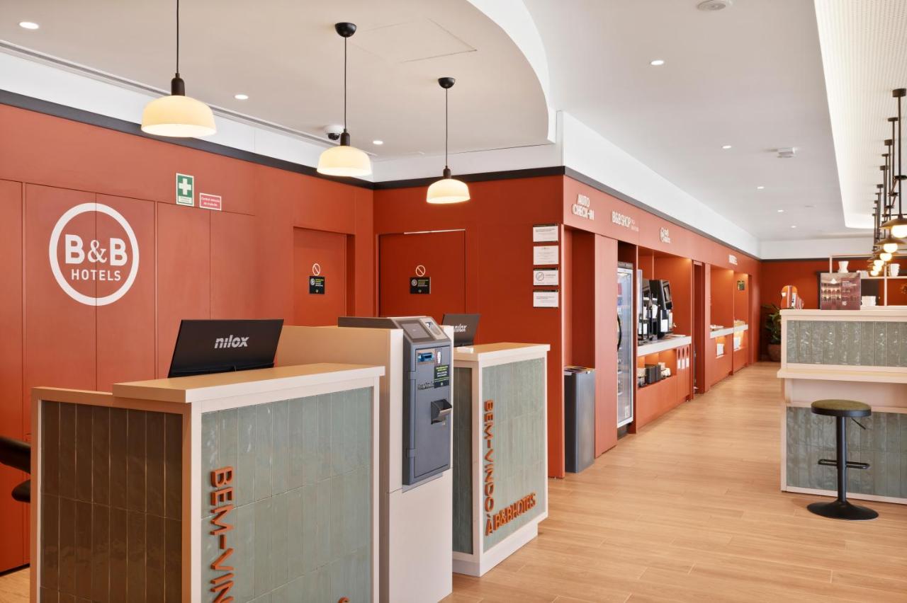 een winkel met oranje muren en aasteryasteryasteryasteryasteryasteryasteryasteryasteryastery bij B&B HOTEL Viana do Cast
