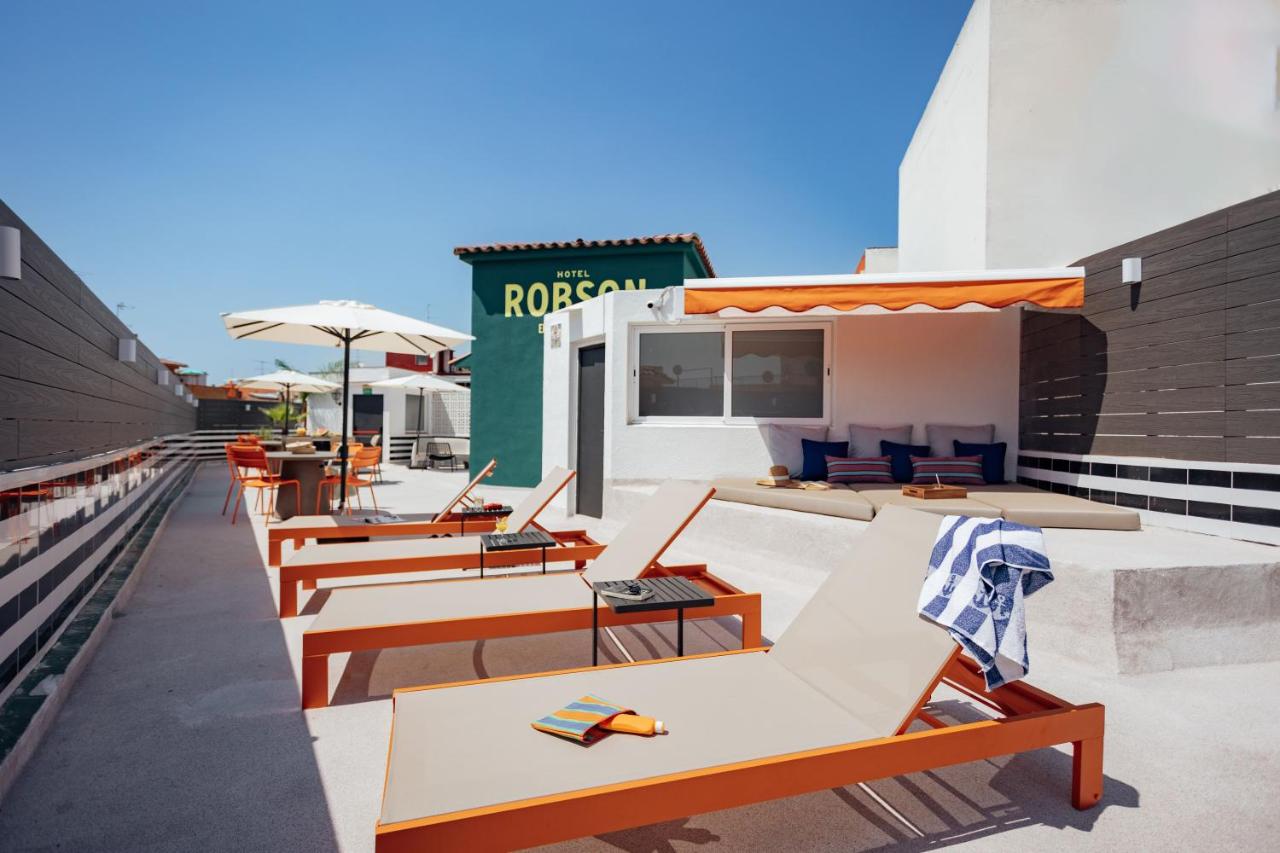 een rij tafels en banken op een dak bij Hotel Robson - Smart Hotel in Lloret de Mar