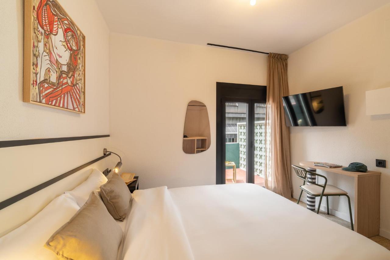 een hotelkamer met een wit bed en een tafel bij Hotel Robson - Smart Hotel in Lloret de Mar