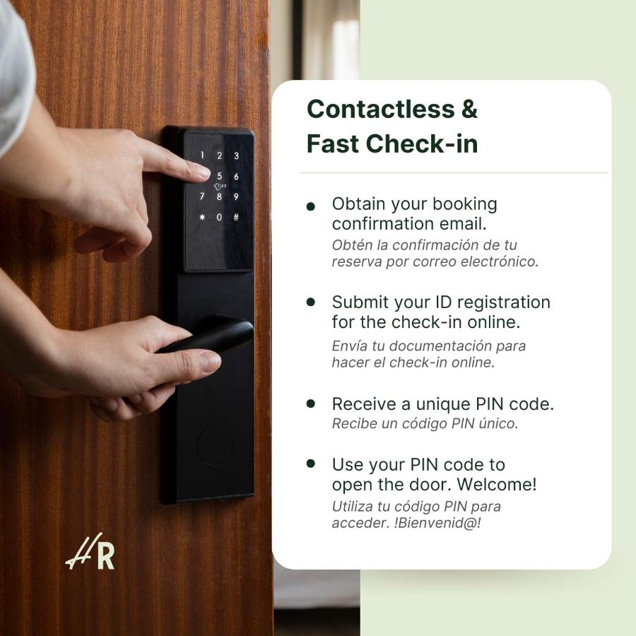 iemand die een deur ontgrendelt door er met zijn hand op te drukken bij Hotel Robson - Smart Hotel in Lloret de Mar
