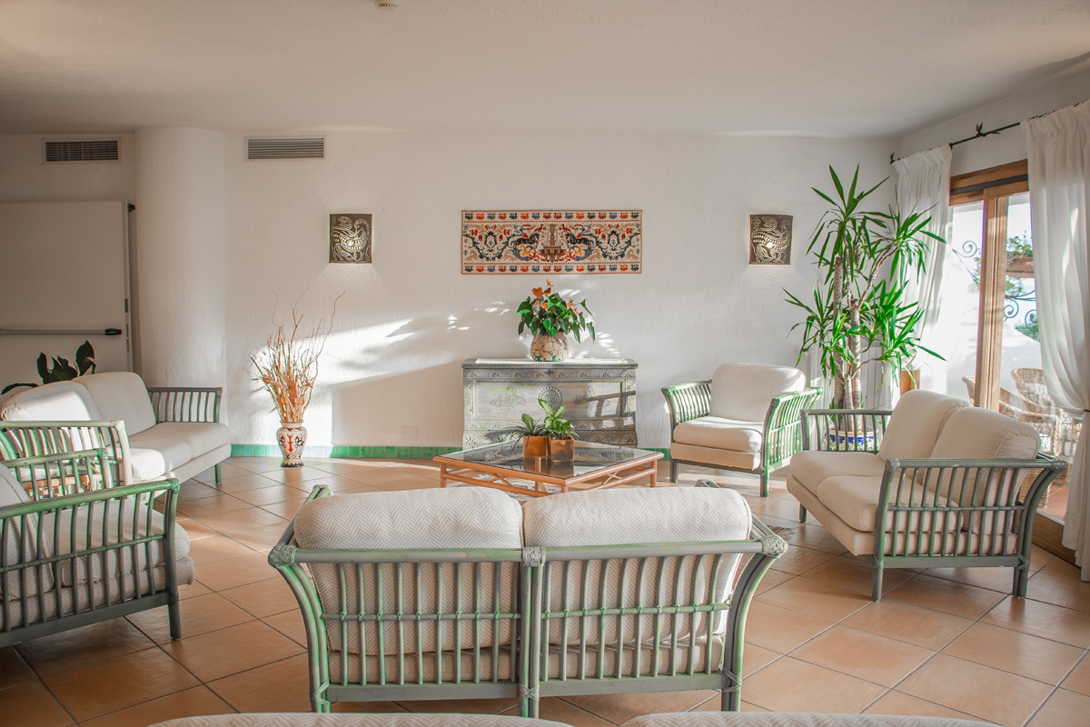 Restaurant met gedekte tafels — Hotel Punta Est