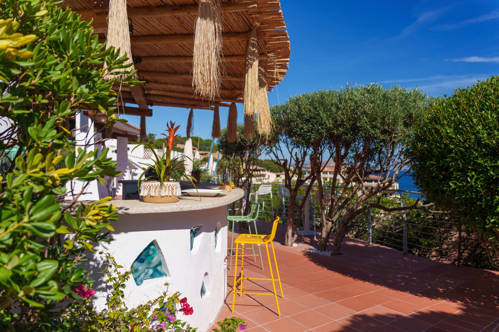 Tropische tuin met palmbomen — Hotel Punta Est
