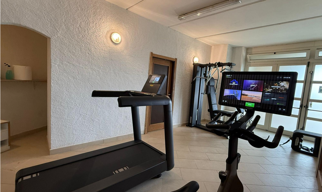 Fitnessruimte met cardio-apparaten — Hotel Punta Est