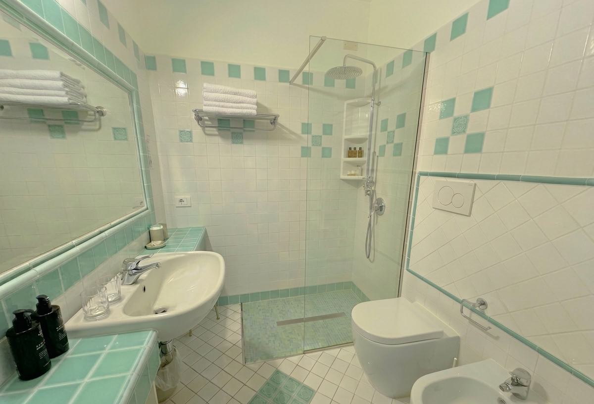 Badkamer met inloopdouche — Hotel Punta Est