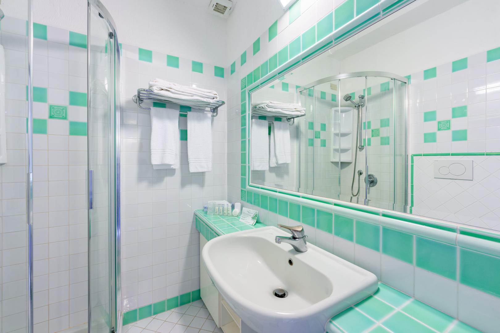 Badkamer met inloopdouche — Hotel Punta Est