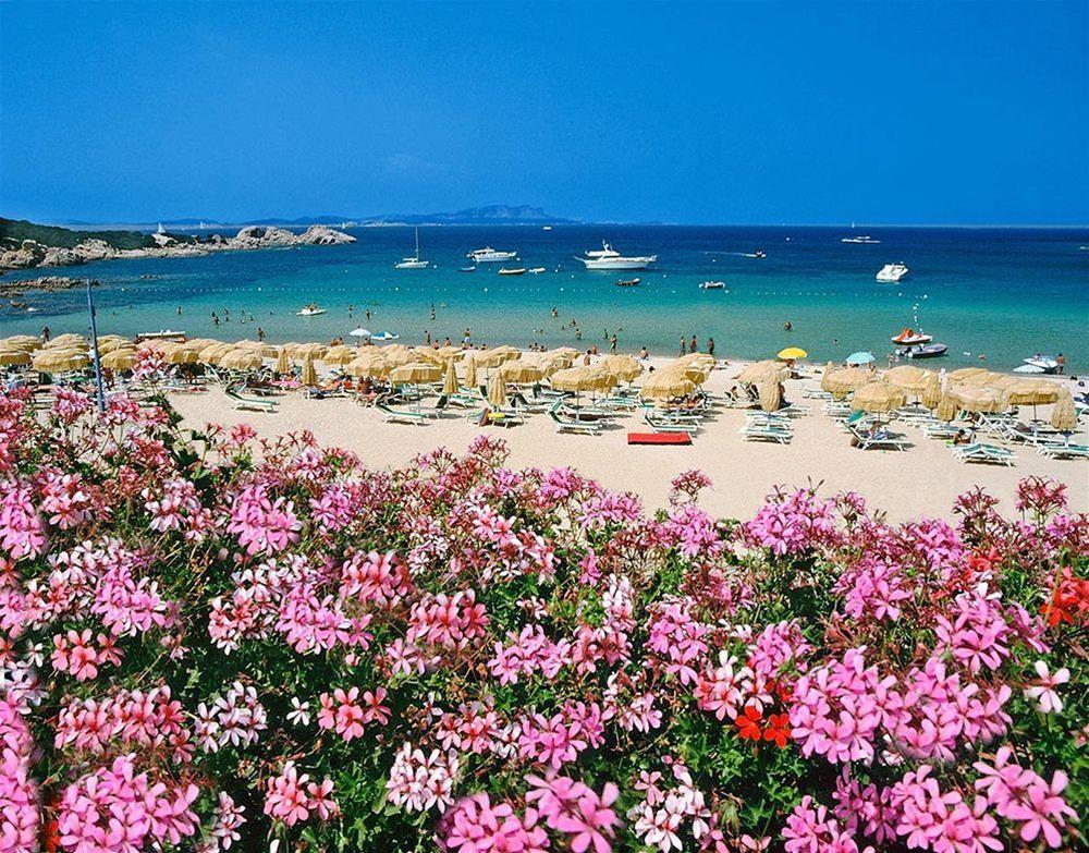 Wit zandstrand met turquoise water — Hotel Punta Est