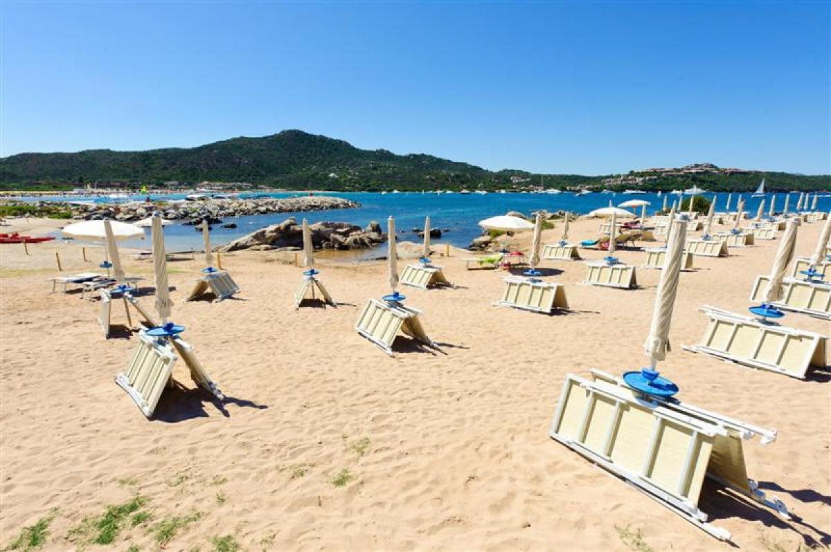 Privéstrand met parasols — ISA-Residence