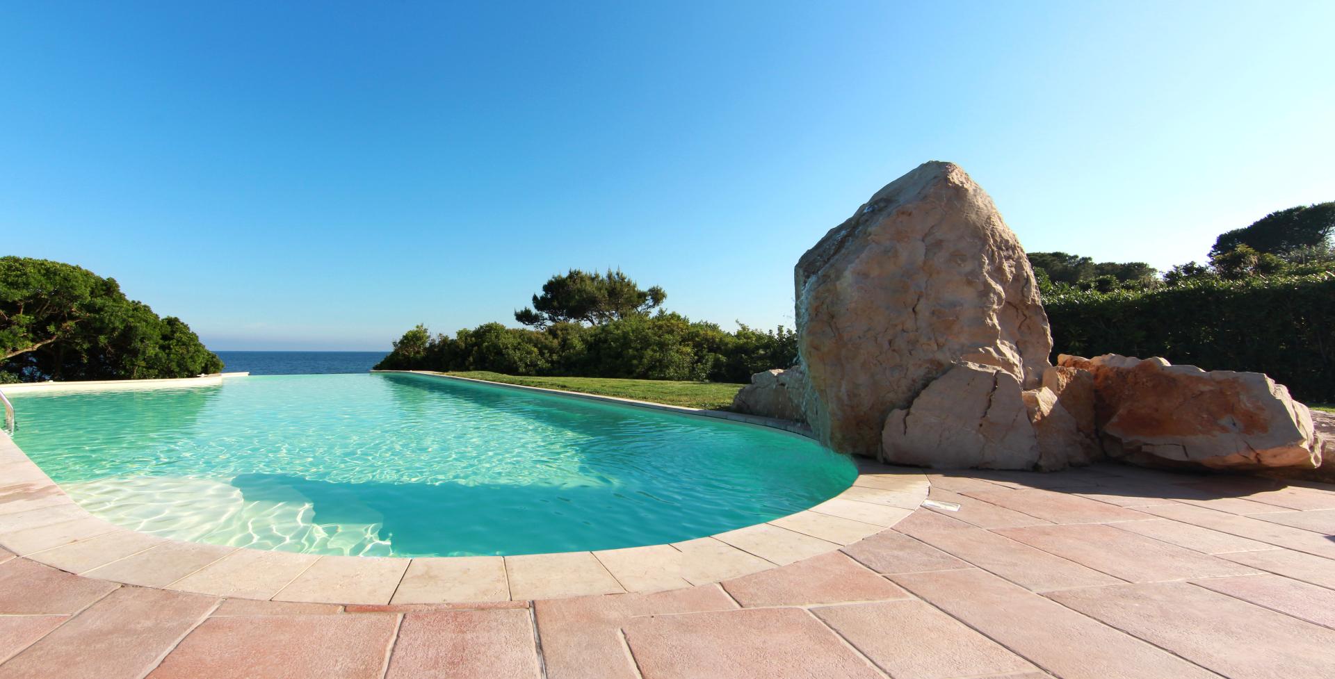 Buitenzwembad met ligbedden — Hotel Punta Negra