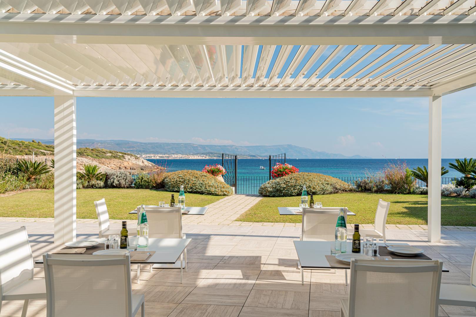 Privéstrand met parasols — Hotel Punta Negra
