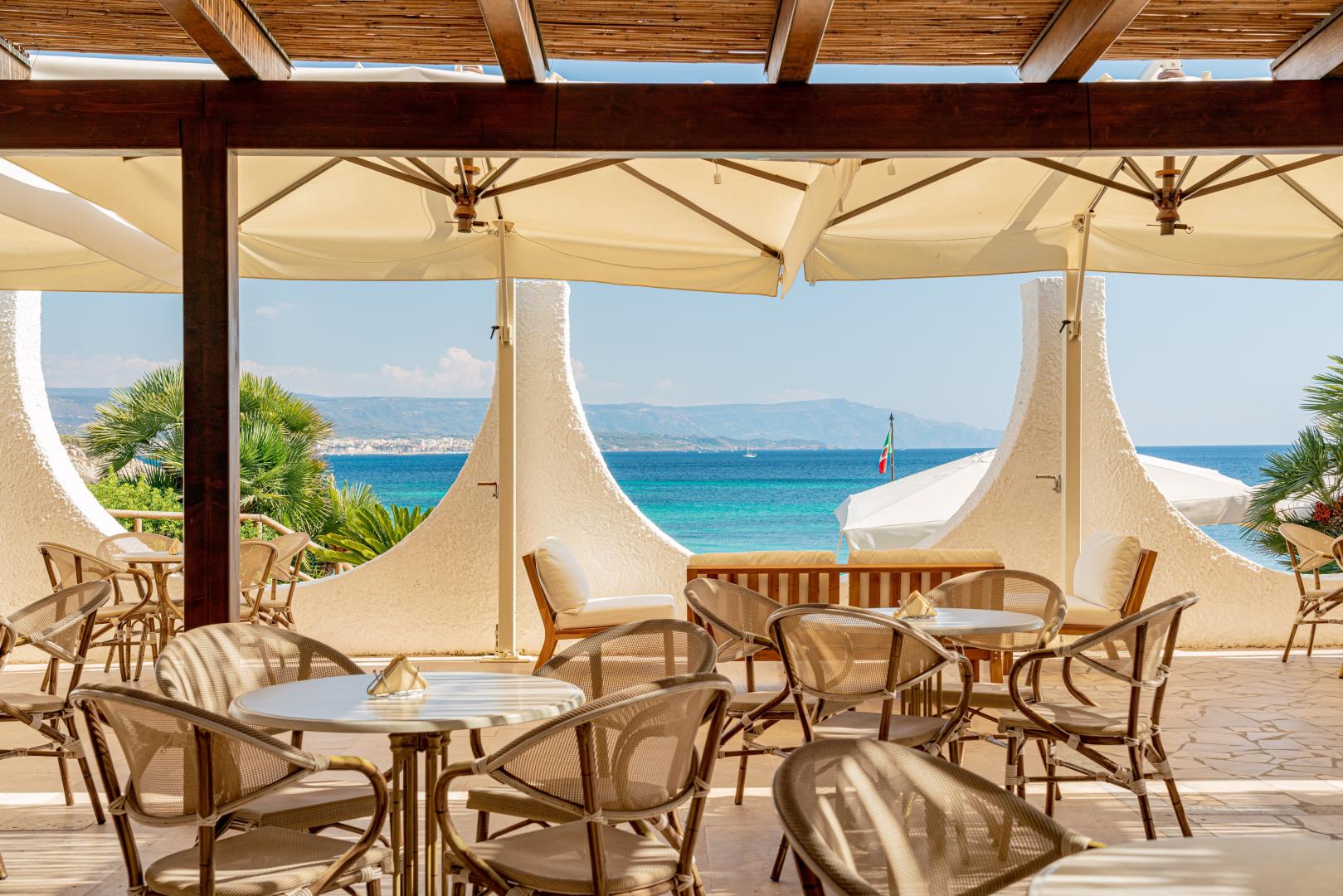 Privéstrand met parasols — Hotel Punta Negra