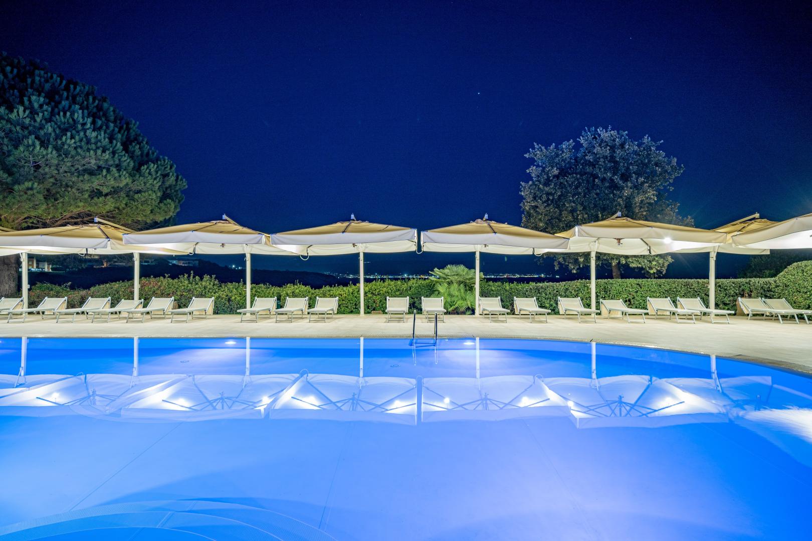 Buitenzwembad met ligbedden — Hotel Punta Negra